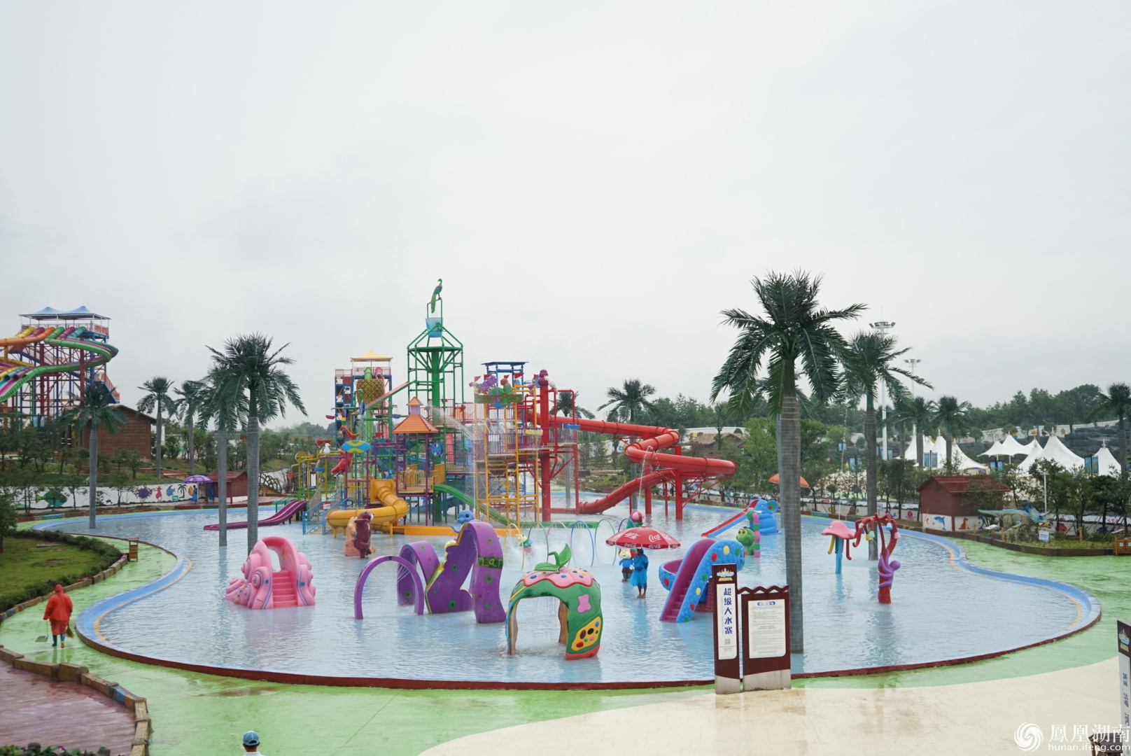 岳阳欢乐地水上乐园开门迎客